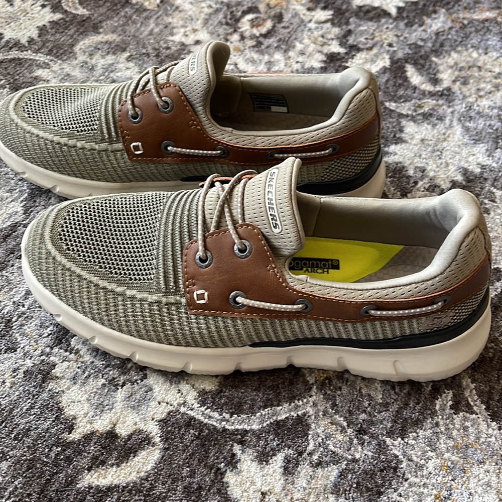 Men’s like new Skechers size 8.5 slip on shoes